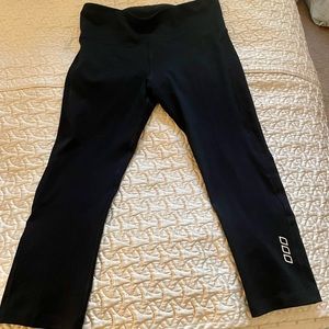 Lorna Jane Black Cropped Leggings - Excellent Condition, Barely Worn Size M